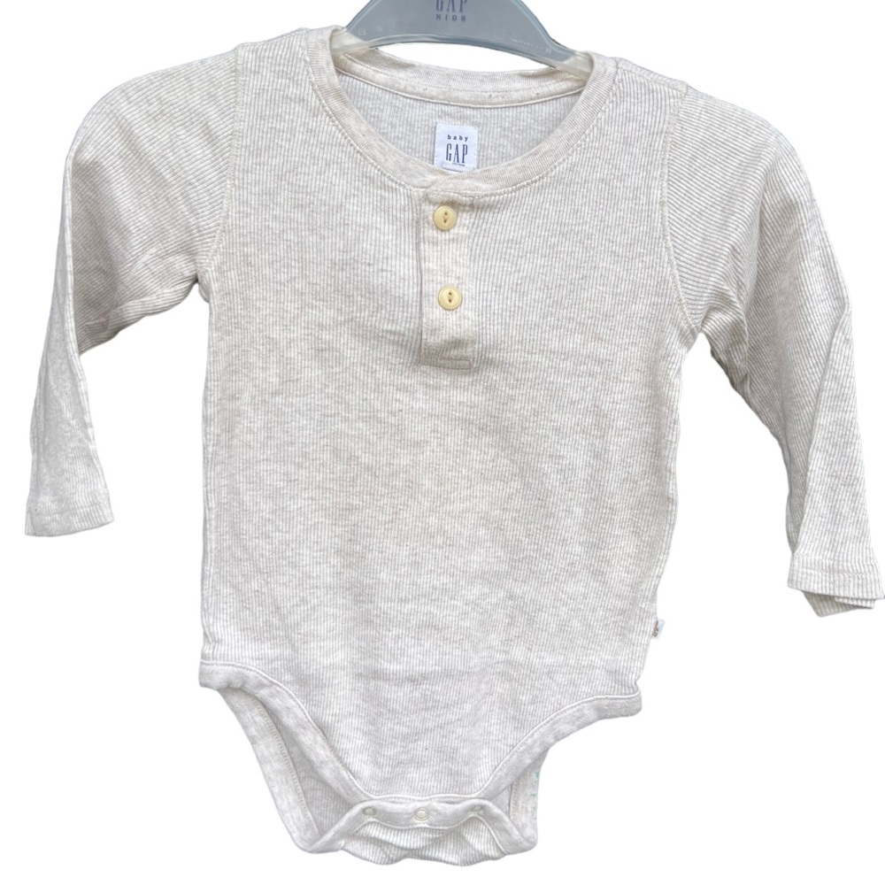 ⭐️⭐️⭐️3 for$12⭐️⭐️⭐️BABY GAP Henley Rib Bodysuit Oatmeal Heather Size 18-24 mon.